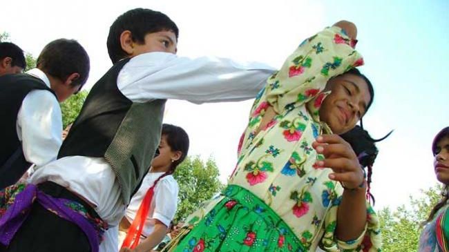 Scandal într-o comunitate de romi. Doi copii de 6 şi 8 ani, obligaţi să se căsătorească