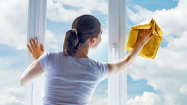 Trucul ieftin pe care puţini îl ştiu. Cu ce poţi spăla geamurile dacă nu ai detergent special