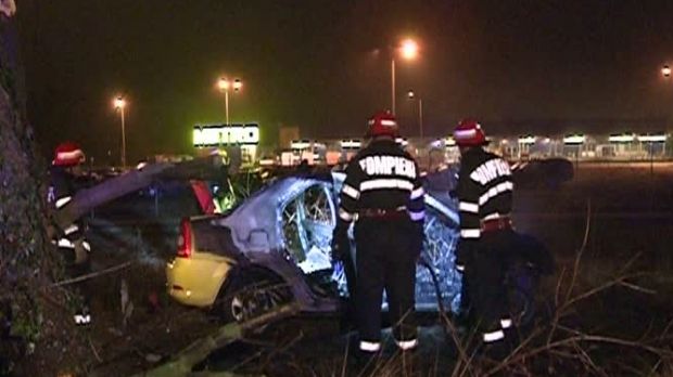 Accident pe DN1: un taxi a luat foc, după ce șoferul a intrat într-un copac