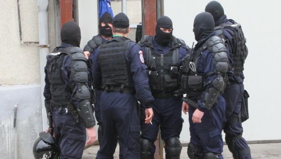 Descinderi la persoane bănuite de trafic de droguri. Ce au găsit poliţiştii în locuinţele acestora