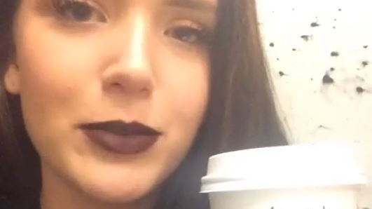 Umilinţa de care a avut parte o tânără care a cerut o cafea. Ce i-a scris vânzătoarea pe pahar