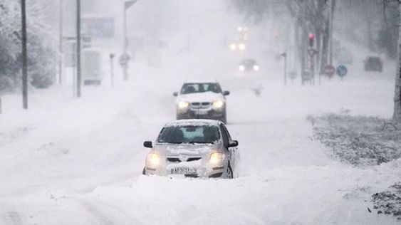 Iarna a lovit din nou. Drumuri ÎNCHISE din cauza zăpezii. Sute de localităţi fără curent electric