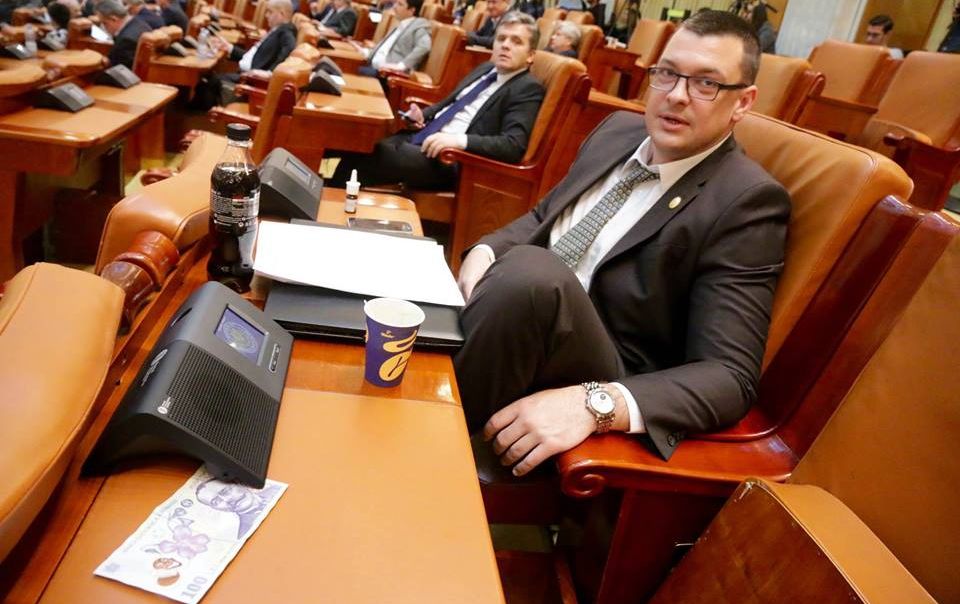 Moment incredibil în Parlament. Cum au reacționat deputații când au găsit pe jos 100 de lei