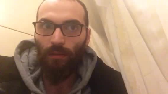 Viaţa bate orice film! Un refugiat sirian, reţinut de 1 AN pe aeroportul din Istanbul: la ce visează