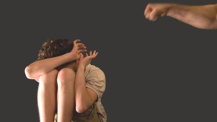 Abuzuri în plasament: „Unii copii sunt bătuţi, alţii au experienţe sexuale cu angajaţii centrelor” 