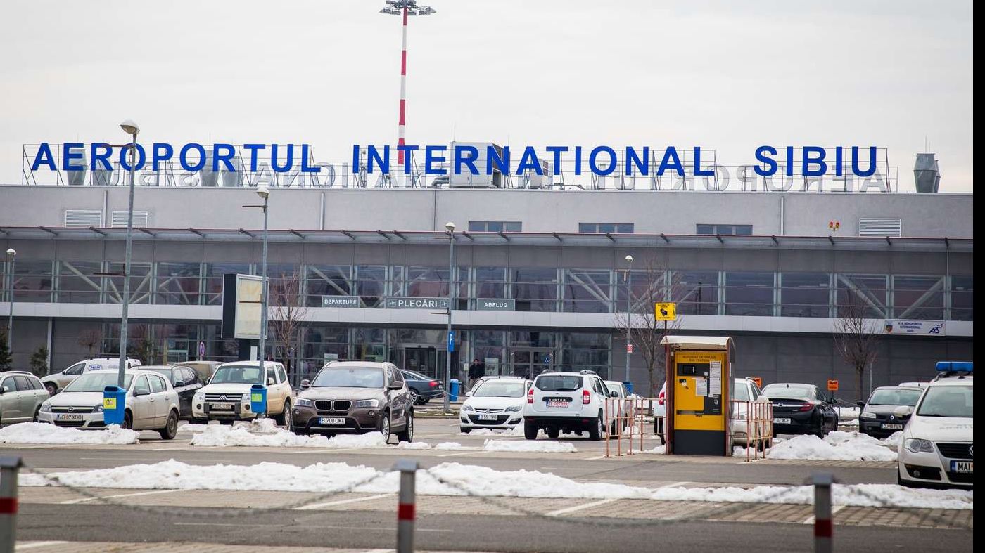 Doi sirieni, blocaţi în Aeroportul din Sibiu! Au fost prinși călătorind cu acte false