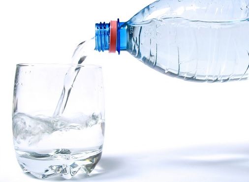 Bacterii și germeni în apa plată! Nereguli grave descoperite de ANPC la o firmă de îmbuteliere din Ilfov