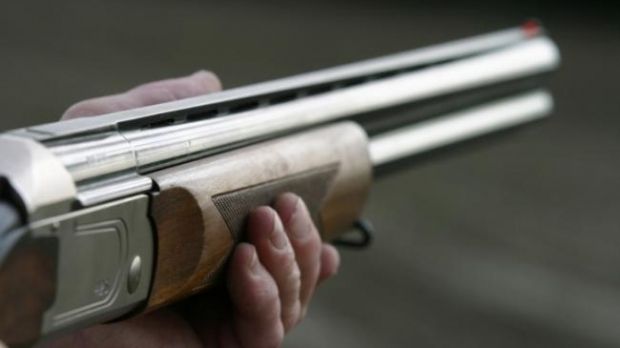 Traficant de arme, prins pe internet. Suspectul, un român stabilit în Italia 