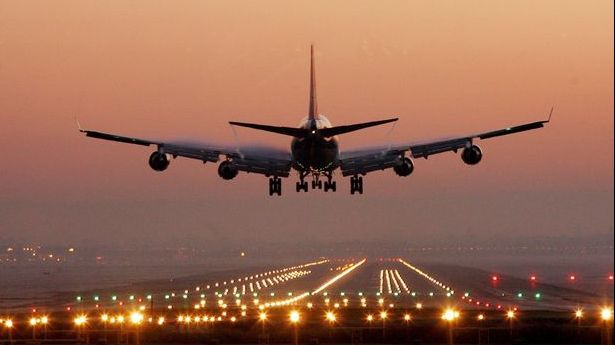 A văzut ce citea pasagerul de lângă ea și l-a dat jos din avion. Ce a urmat? Toți au fost șocați