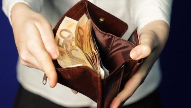 Ce ai face dacă ai găsi pe stradă 6.000 de euro? Iată cum au reacţionat doi orădeni