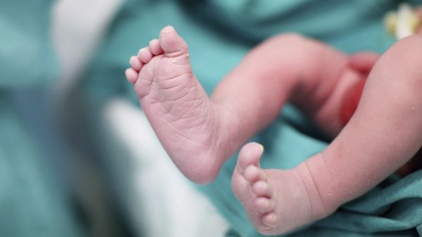 Caz şocant la Constanţa: o fată de doar 12 ani a născut. Ce vârstă are tatăl copilului