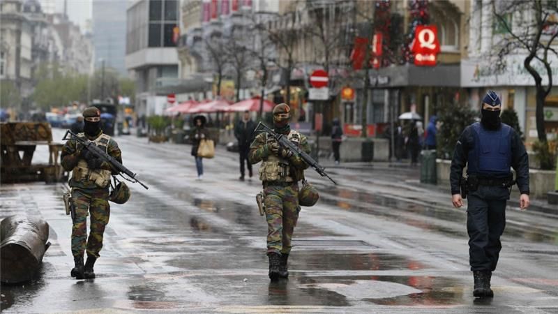 Patru islamişti suspectaţi că plănuiau atentate teroriste în Franţa, arestaţi