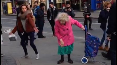 Cum a cucerit o bătrână inimile tuturor. S-a oprit pe stradă şi a făcut ceva incredibil