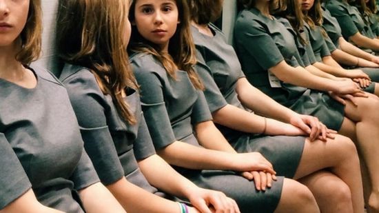 Imaginea care a isterizat internetul. Câte fete apar în fotografie?