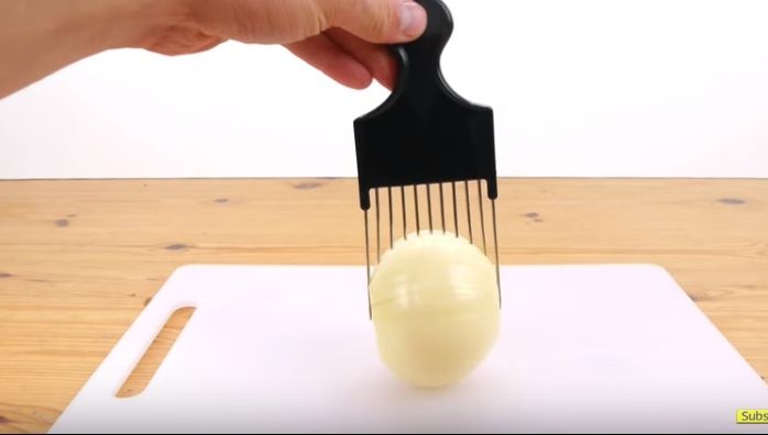 A înfipt un pieptene într-o ceapă. Motivul? Trucul te va salva în bucătărie