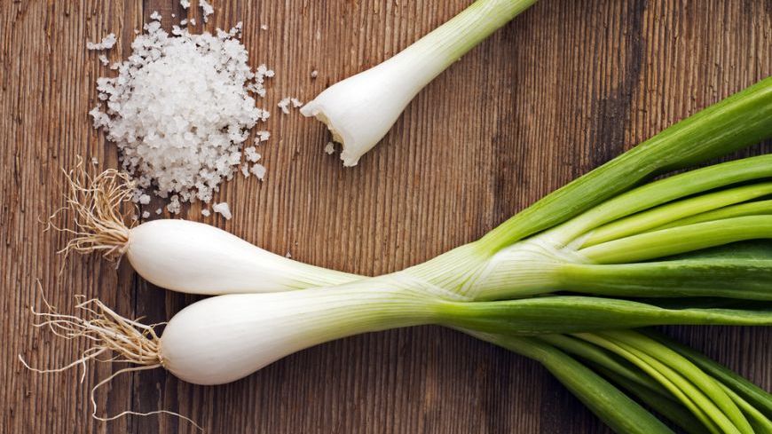 Ce legătură există între ceapa verde şi cancer. Data viitoare când o mănânci, ţine cont de asta