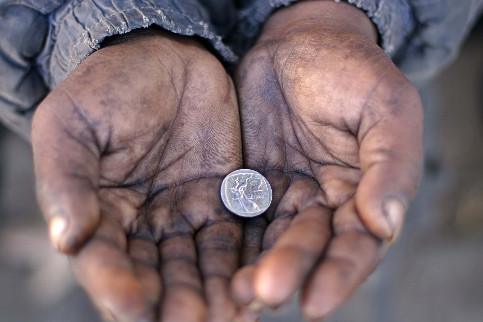 A intrat într-o cafenea pentru a cerşi bani. Ce a răspuns când a fost întrebat de ce nu munceşte