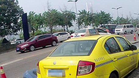 Accident mortal. Un taxi a intrat în coliziune cu un tir 