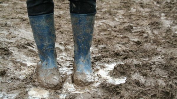 Bătaie de joc: copiii dintr-o localitate, nevoiţi să meargă 4 kilometri prin noroi, până la şcoală