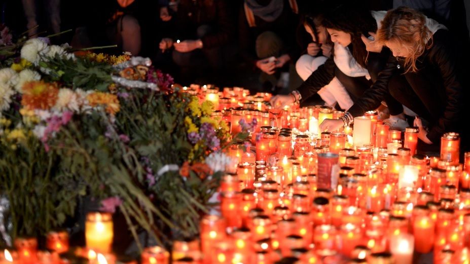 #COLECTIV, după şapte luni: cei 64 de tineri morţi în tragedie, comemoraţi în faţa clubului