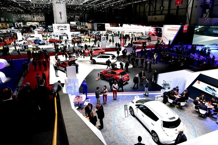 Cele mai frumoase fete şi-au dat întâlnire la Salonul Auto de la Geneva 