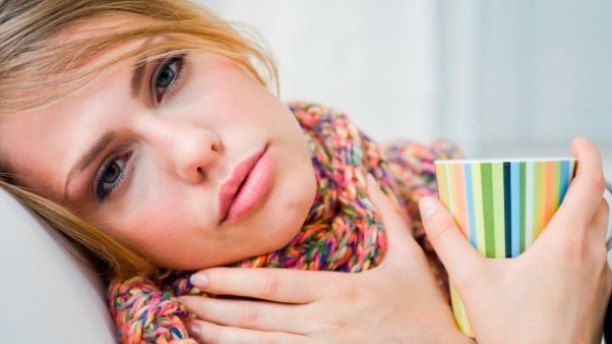 Cum recunoşti simptomele infecţiei în gât. Semnul la care nimeni nu se aştepta