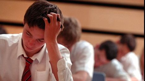 Doi elevi s-au sinucis din cauza stresului legat de examene