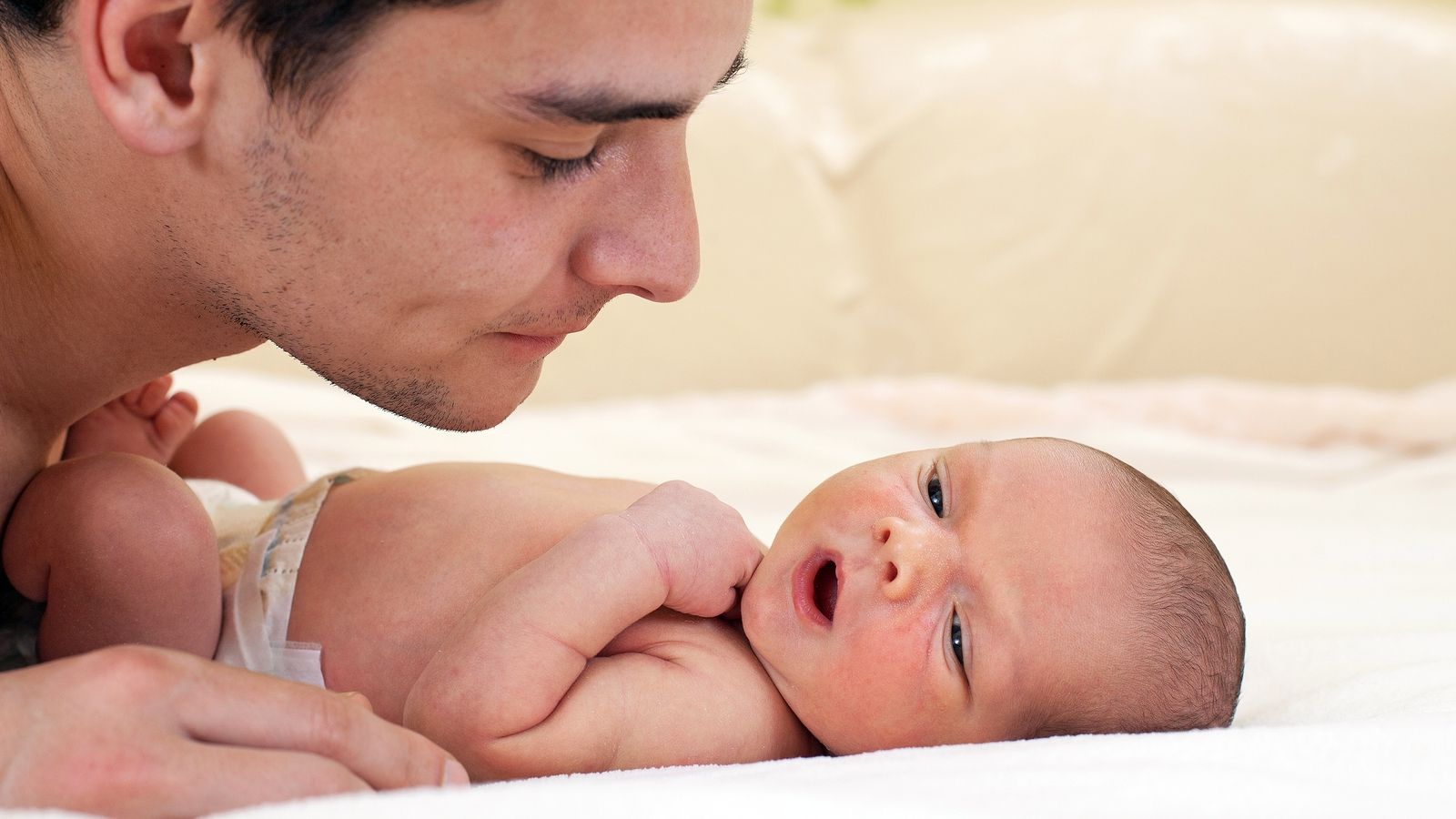 Senat: Taţii care au absolvit cursul de puericultură au 15 zile de concediu paternal în plus