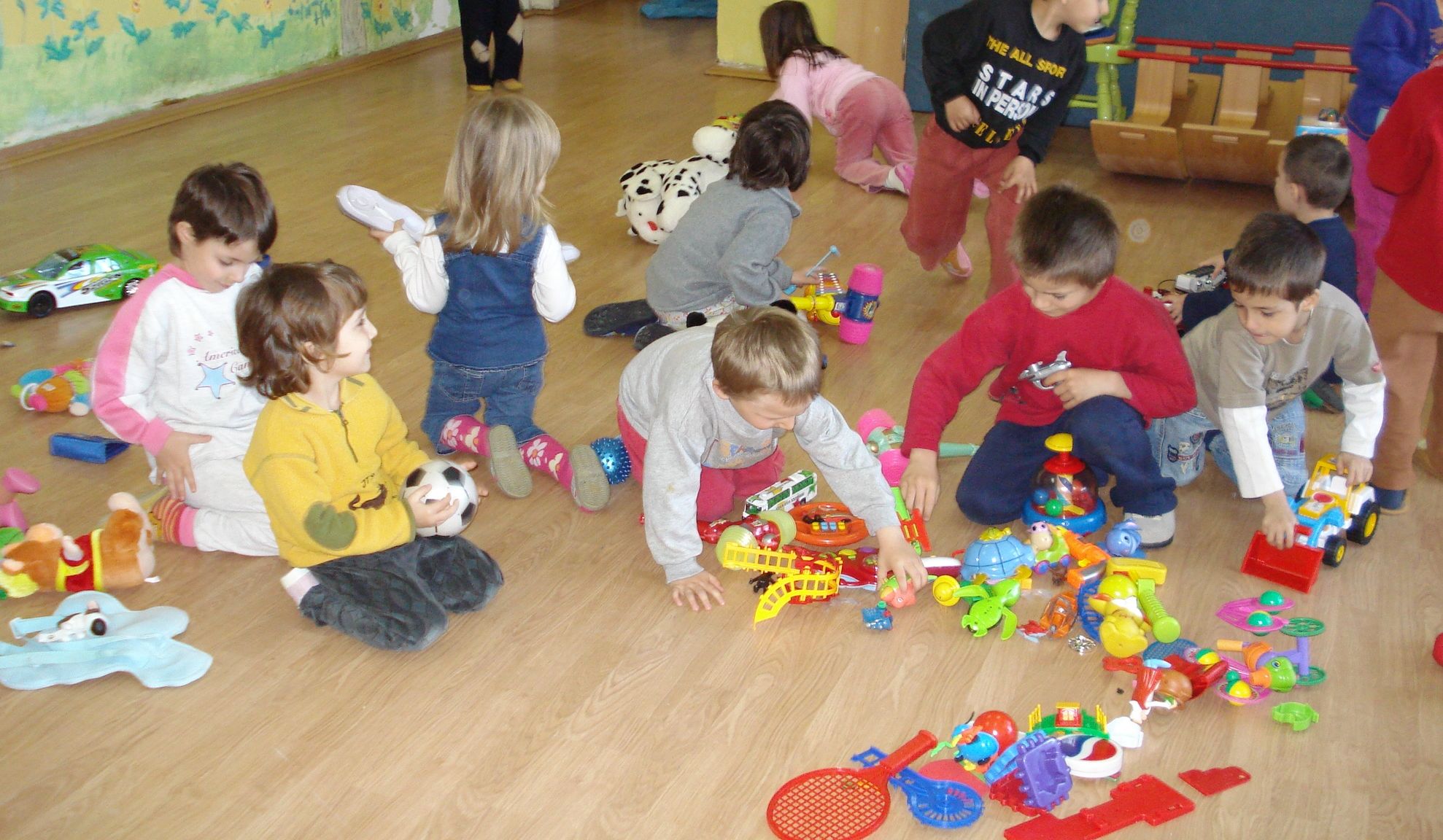 Incident la o grădiniță din Vaslui! Educatoarea a lovit o fetiță,apoi a acoperit rana cu fond de ten