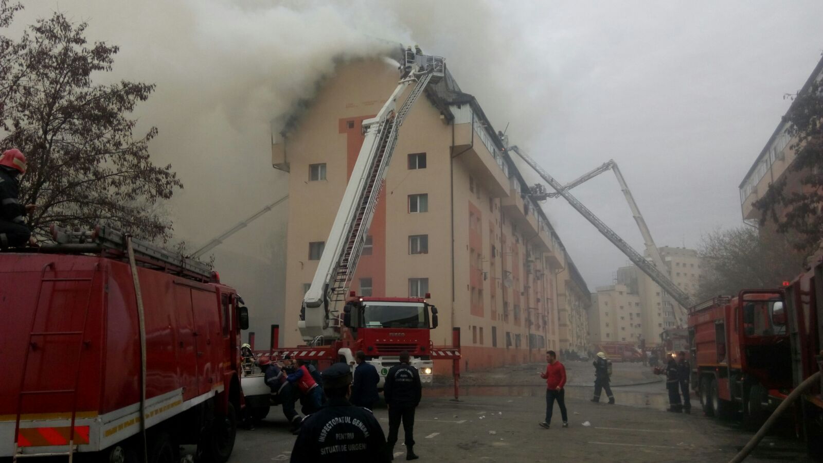 Incendiu puternic într-un bloc de locuințe din București. Pompierii intervin cu 16 autospeciale