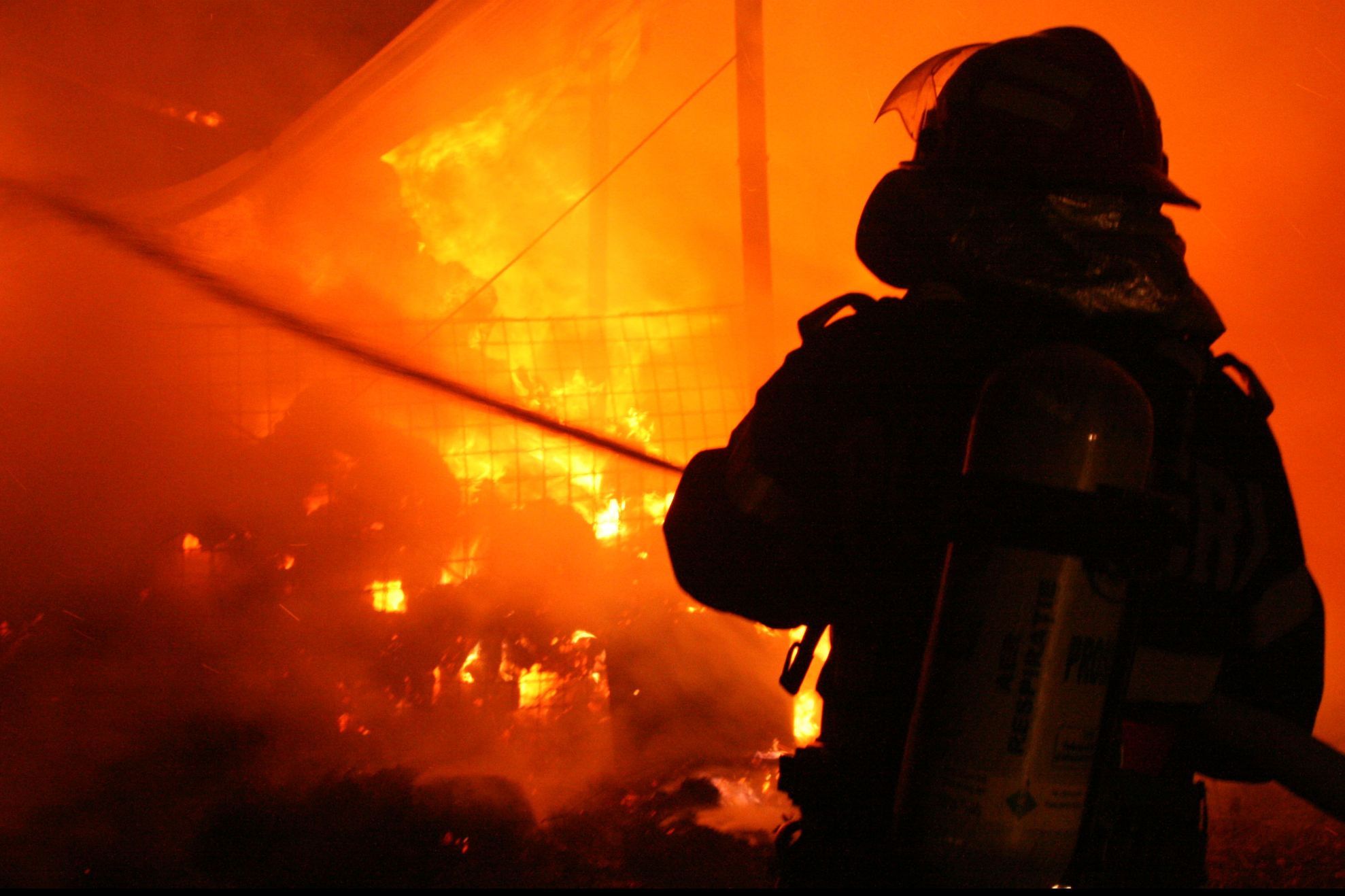 Incendiu în Rucăr. Un depozit de cherestea a ars din temelii