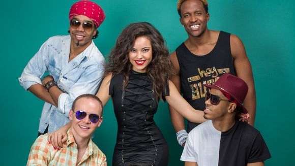 Cum arată noua solistă a trupei Mandinga, după plecarea Elenei. Cât de sexy poate fi Barbara