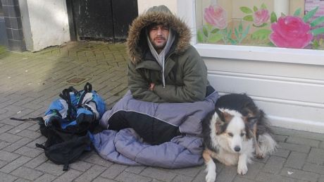 Cerşeşte alături de câinele său, dar după ce şi-a terminat "tura", a urcat într-un bolid de lux 