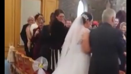 Întâmplare amuzantă la o nuntă: râzi cu lacrimi când vezi ce a păţit mireasa