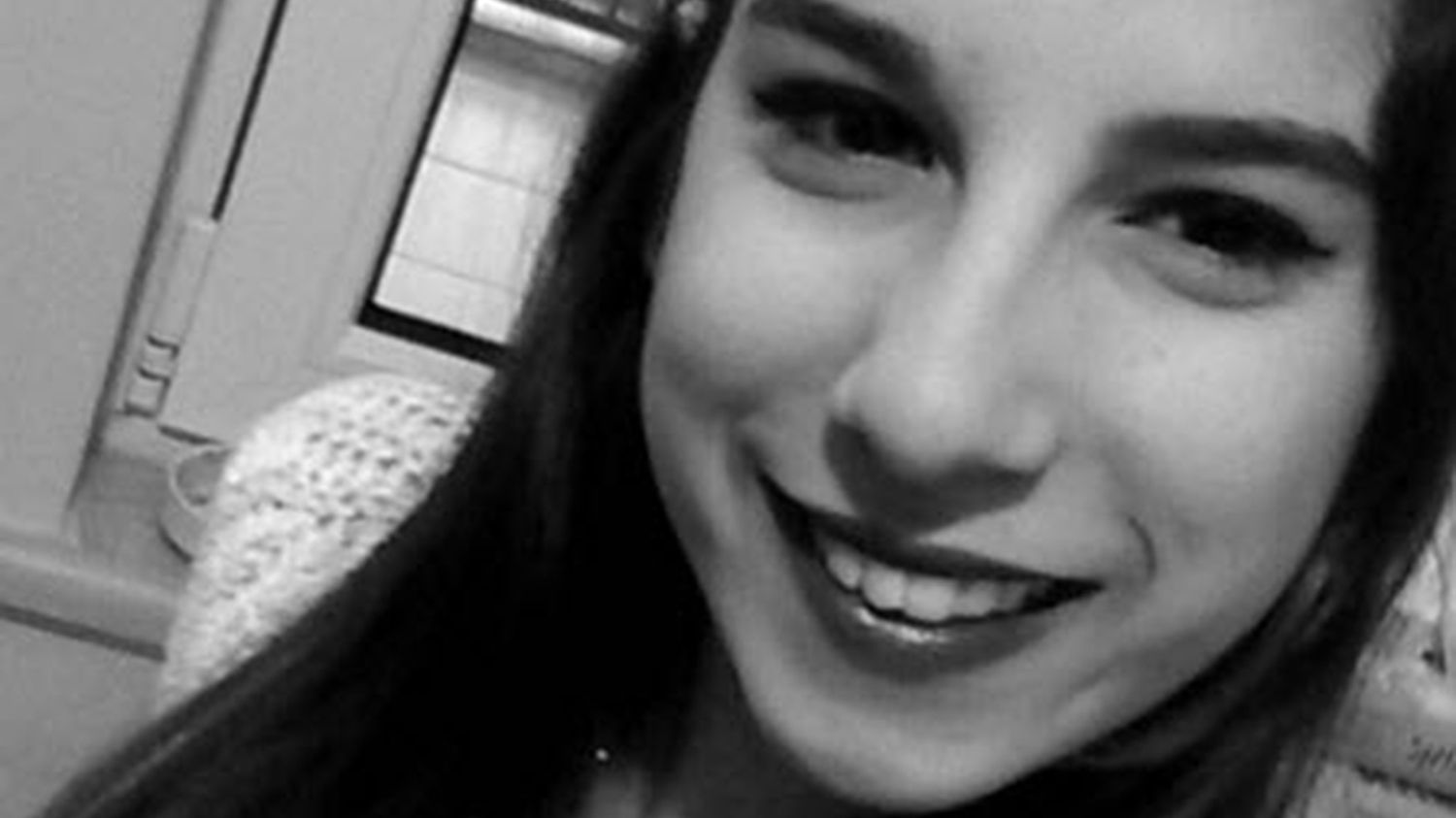 A ieşit dezbrăcată la fereastră şi s-a aruncat în gol. Motivul gestului ei e terifiant