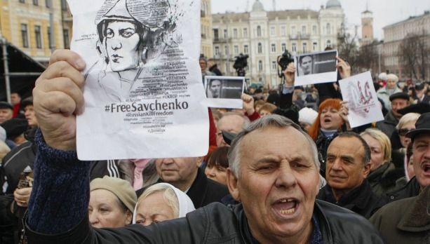 Ambasada Rusiei la Kiev, atacată cu pietre și petarde. Manifestanții cer eliberarea Nadiei Savcenko