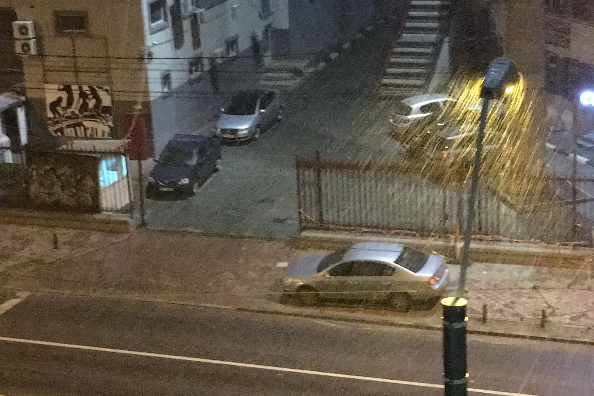 Iarna nu se dă plecată! Ninge în Bucureşti