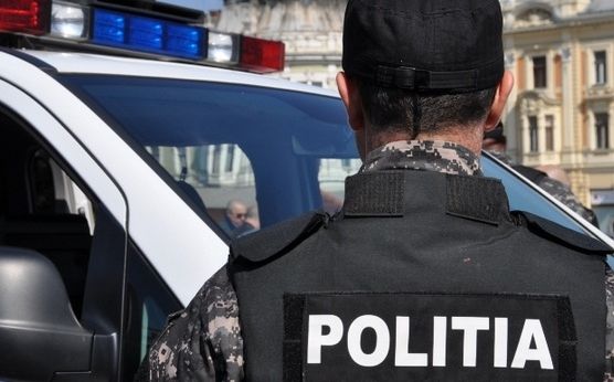 Poliţist, luat pe capotă în timpul unei razii. Bărbatul, târât 100 m pe şosea! - IMAGINI ŞOCANTE