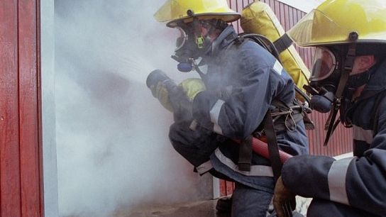 Panică într-o gară din judeţul Iaşi. Un vagon a luat foc