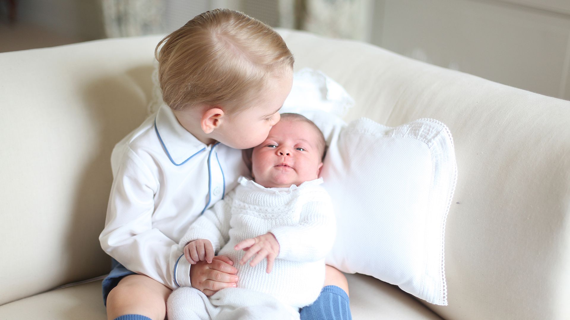 Cea mai emoționantă fotografie cu prinții George și Charlotte alături de părinții lor, în vacanță