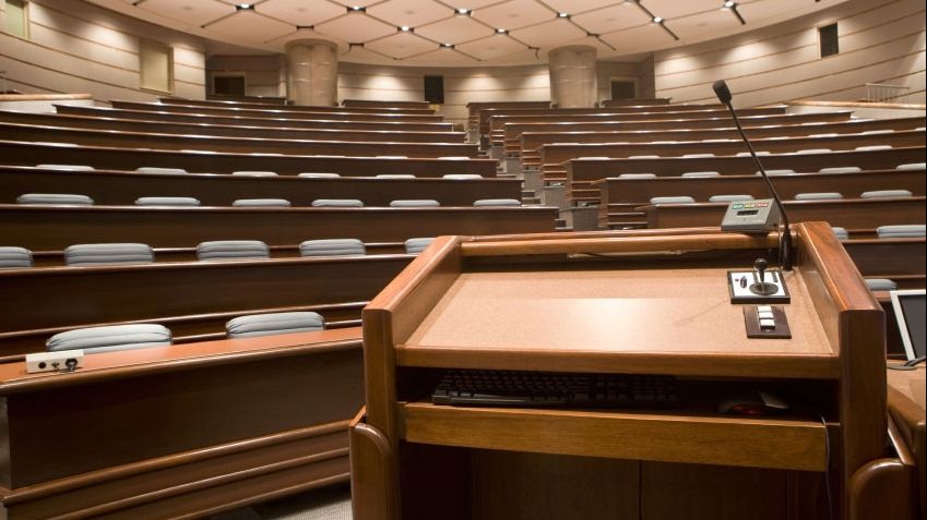 Mulţi studenţi vor s-o demită. Ce a făcut o profesoară în timpul unui curs