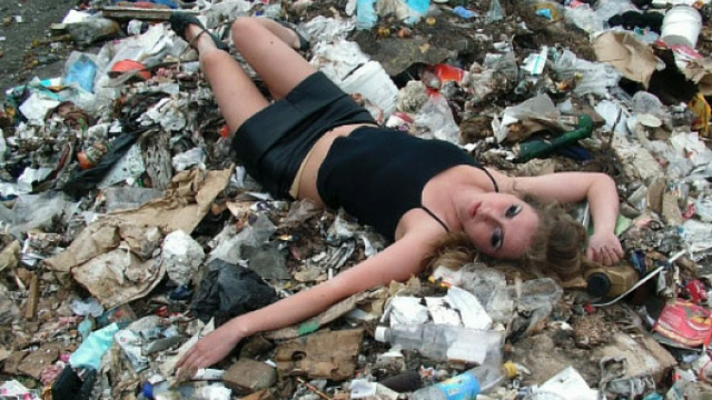 S-a fotografiat în ipostaze sexy pe un morman de gunoaie. Ce a urmat pare ireal