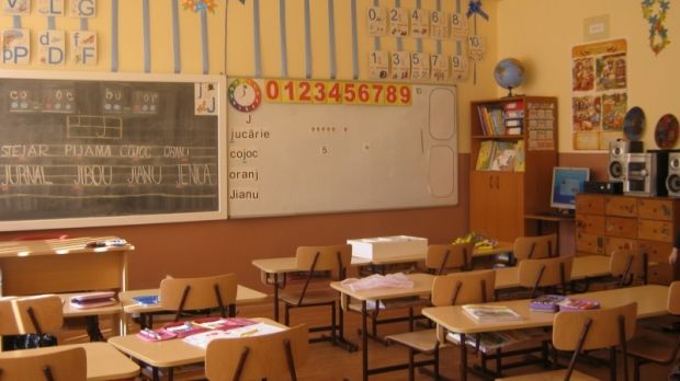 Câți bani se cer copiilor pentru 8 Martie la şcoală. MESAJUL lăsat pe TABLĂ