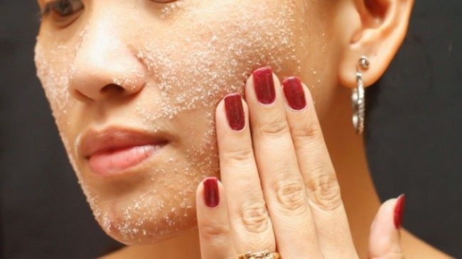 Timp de o lună, femeia s-a spălat pe față cu sare. Rezultatul uimitor a întrecut orice așteptare