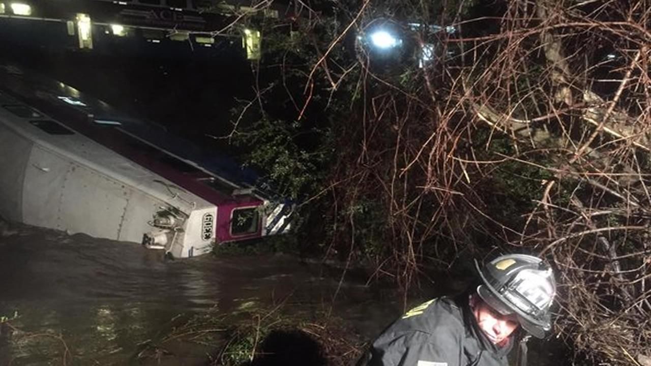 Tren deraiat în SUA: un vagon a căzut într-un râu. Cel puţin 14 răniţi