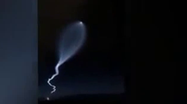 OZN ciudat, filmat de piloții unui avion în timpul zborului. Imagini incredibile