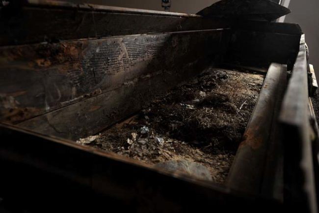 A găsit un sicriu în lac. L-a scos la mal, apoi a ridicat capacul. N-a mai văzut niciodată așa ceva