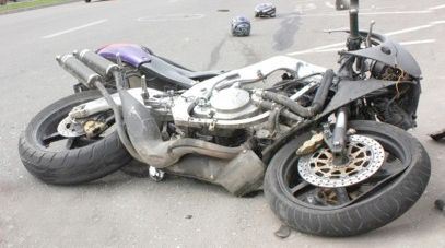 Accident cumplit! Bucăți de motocicletă au fost împrăștiate pe zeci de metri 