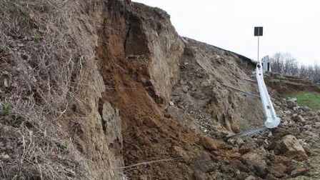 Circulaţie restricţionată pe DN1, la Câmpina, din cauza unei alunecări de teren