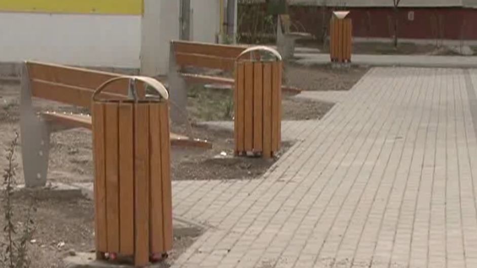 Dorel "loveşte" din nou: puzderie de bănci şi coşuri inutile într-un cartier din Bacău